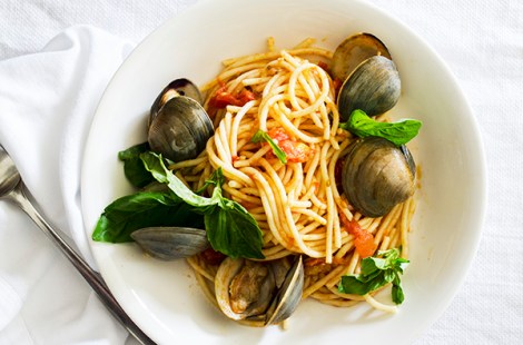 Pasta with fresh tomato sauce, basil and clams