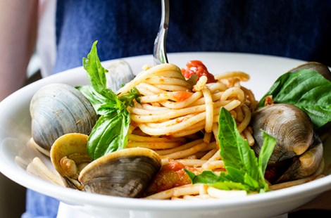 Pasta with fresh tomato sauce, basil and clams