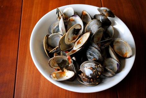 Pasta with fresh tomato sauce, basil and clams